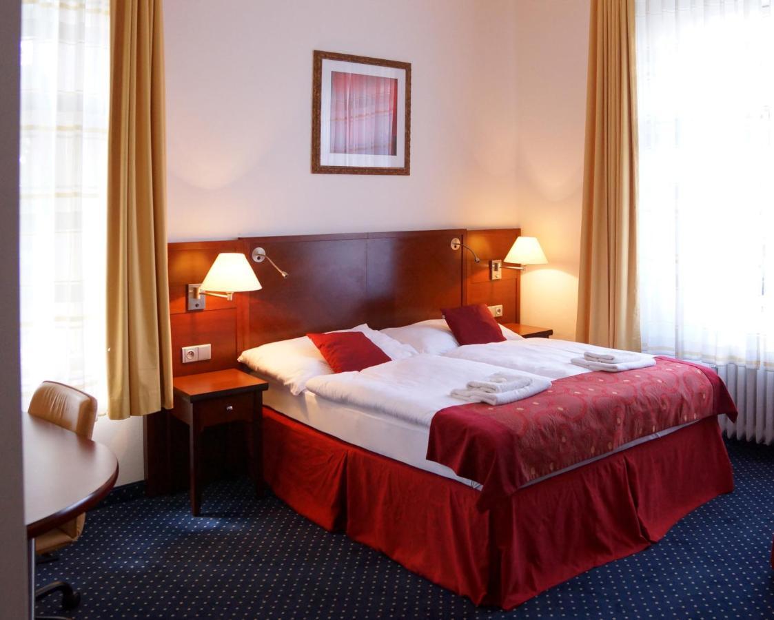 Hotel Grand Řevnice Zewnętrze zdjęcie