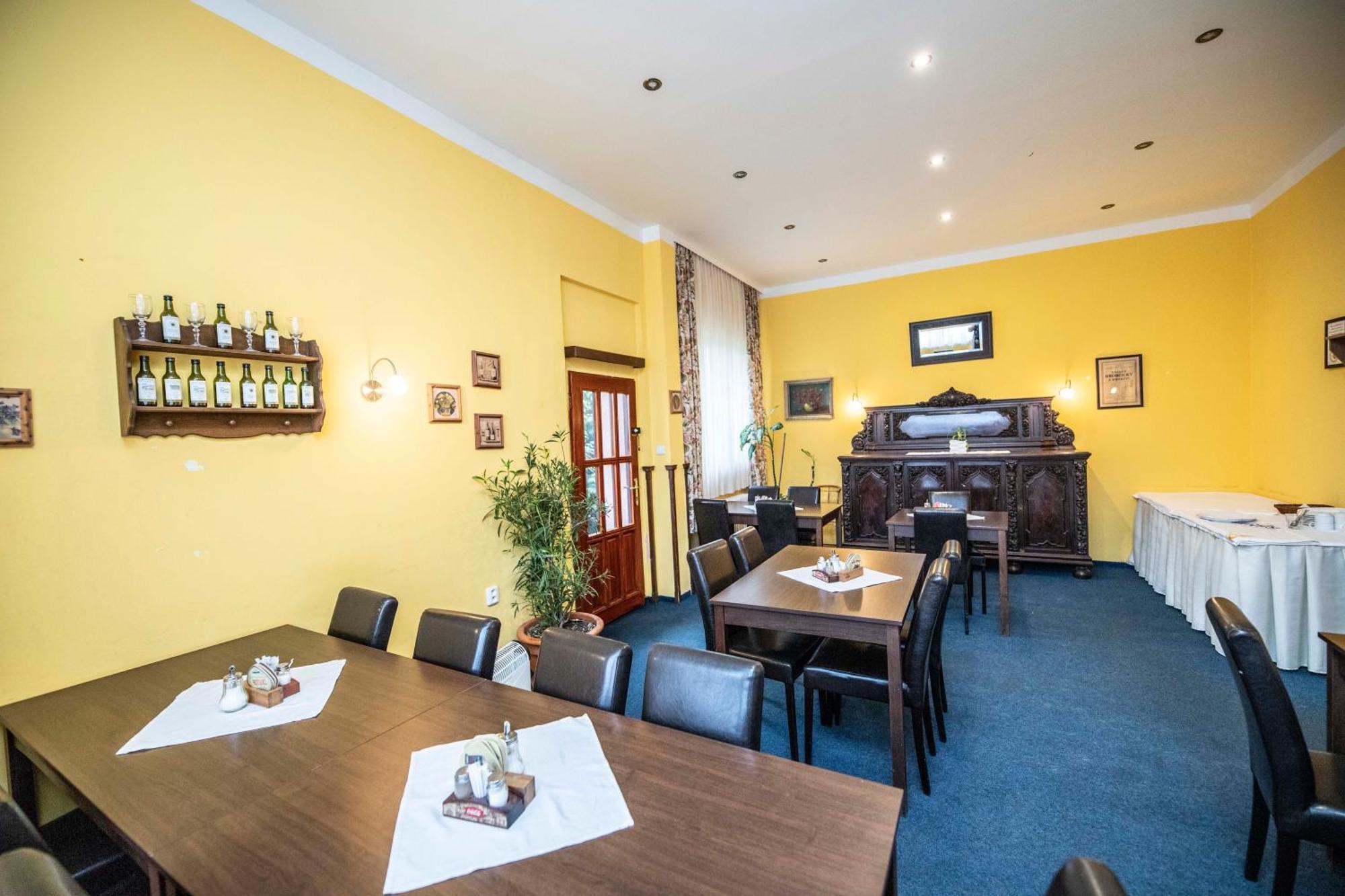 Hotel Grand Řevnice Zewnętrze zdjęcie