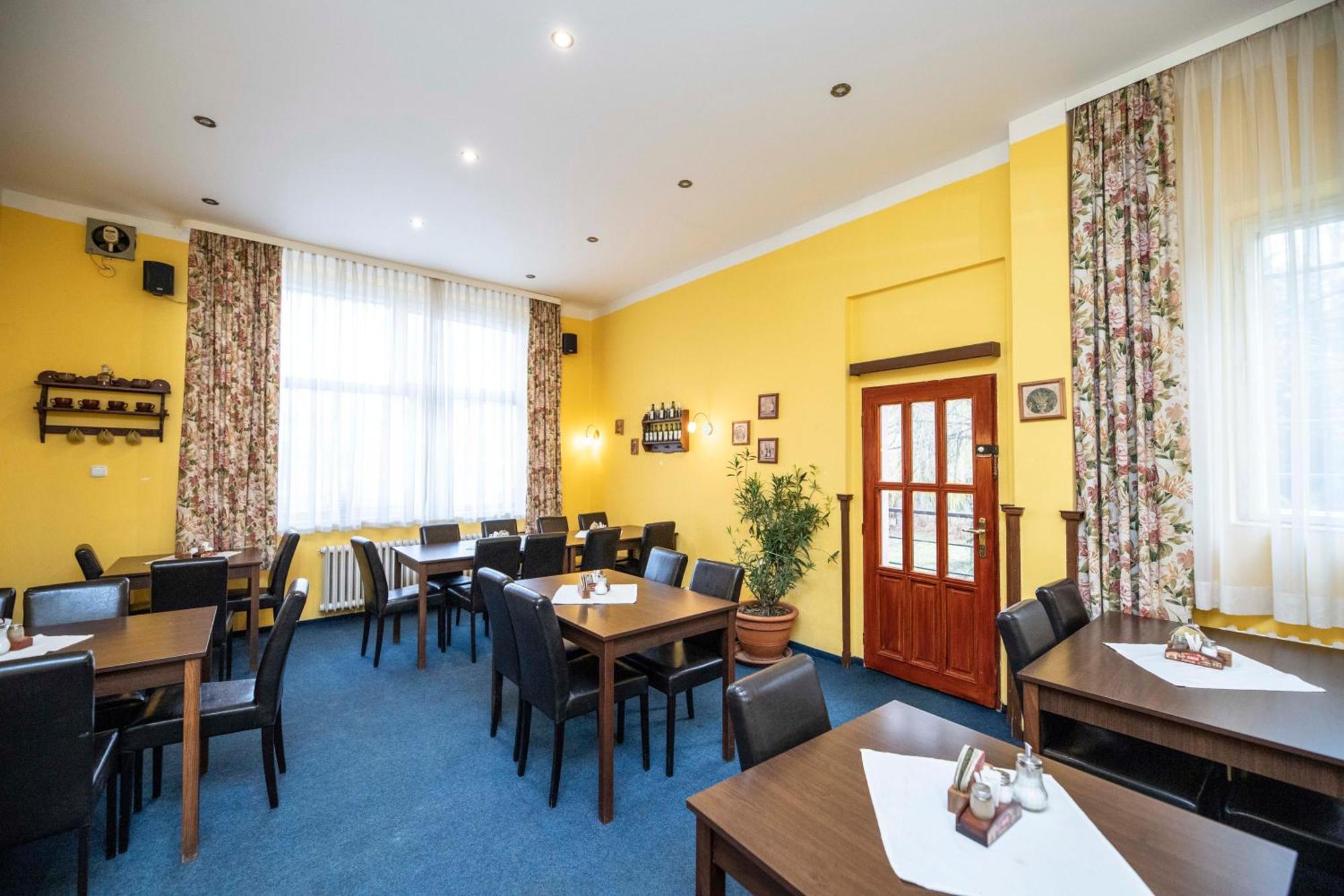 Hotel Grand Řevnice Zewnętrze zdjęcie