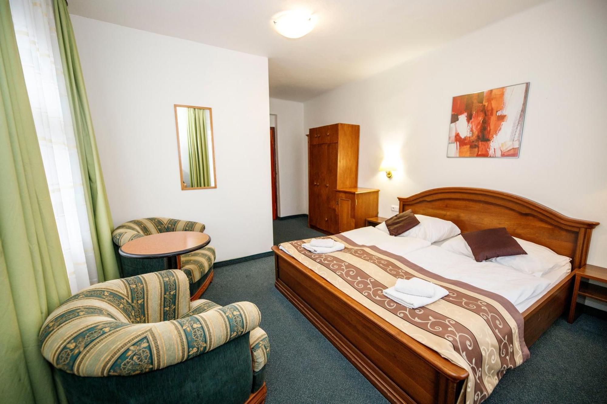 Hotel Grand Řevnice Zewnętrze zdjęcie