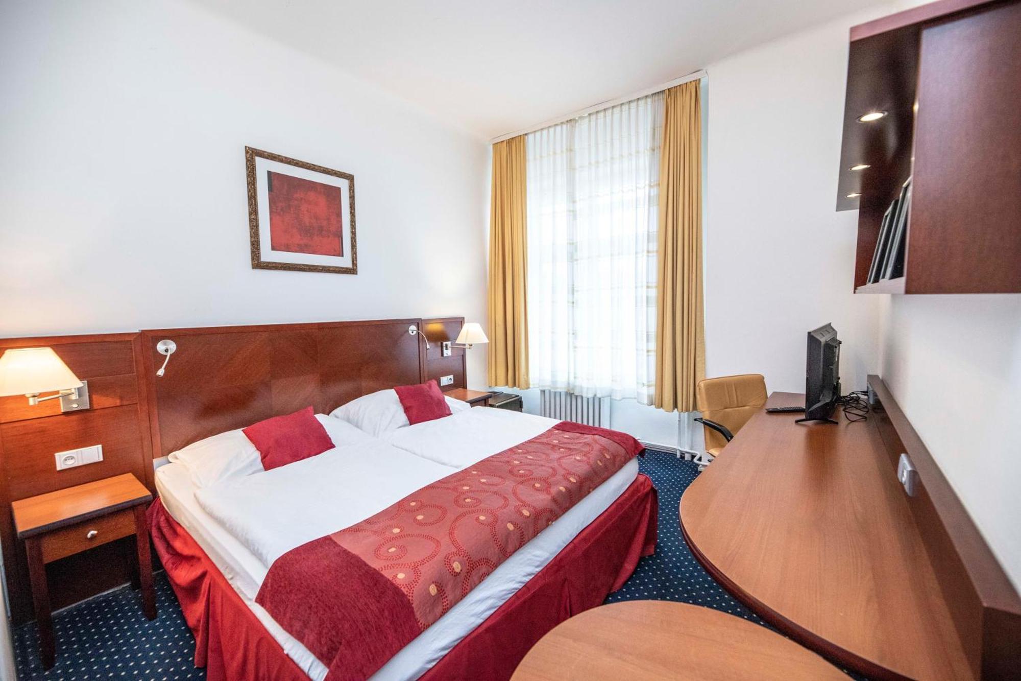 Hotel Grand Řevnice Zewnętrze zdjęcie
