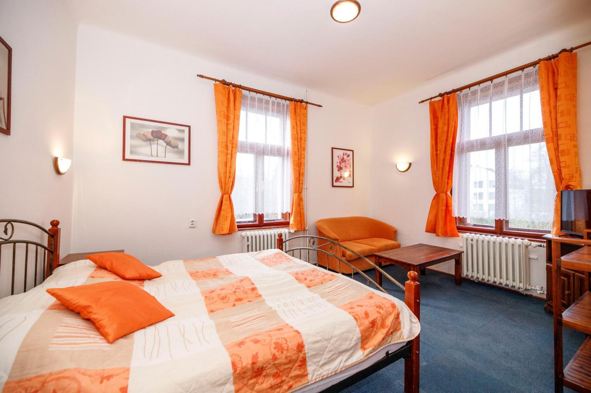 Hotel Grand Řevnice Zewnętrze zdjęcie