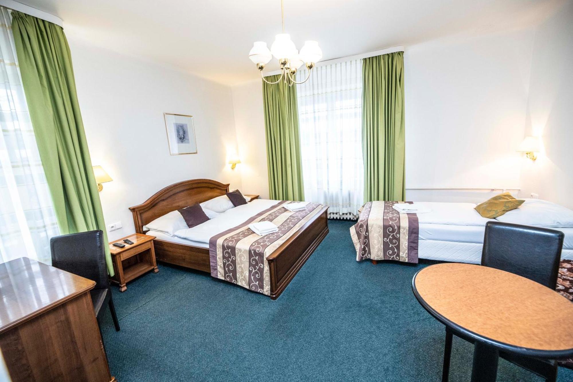 Hotel Grand Řevnice Zewnętrze zdjęcie