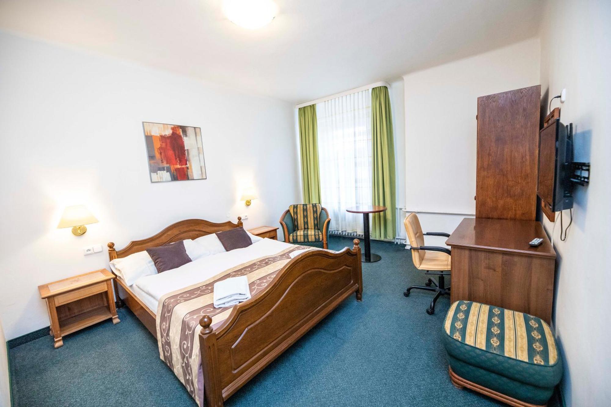 Hotel Grand Řevnice Zewnętrze zdjęcie