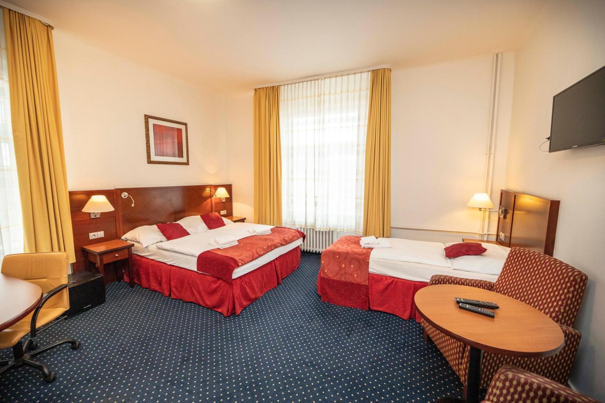 Hotel Grand Řevnice Zewnętrze zdjęcie