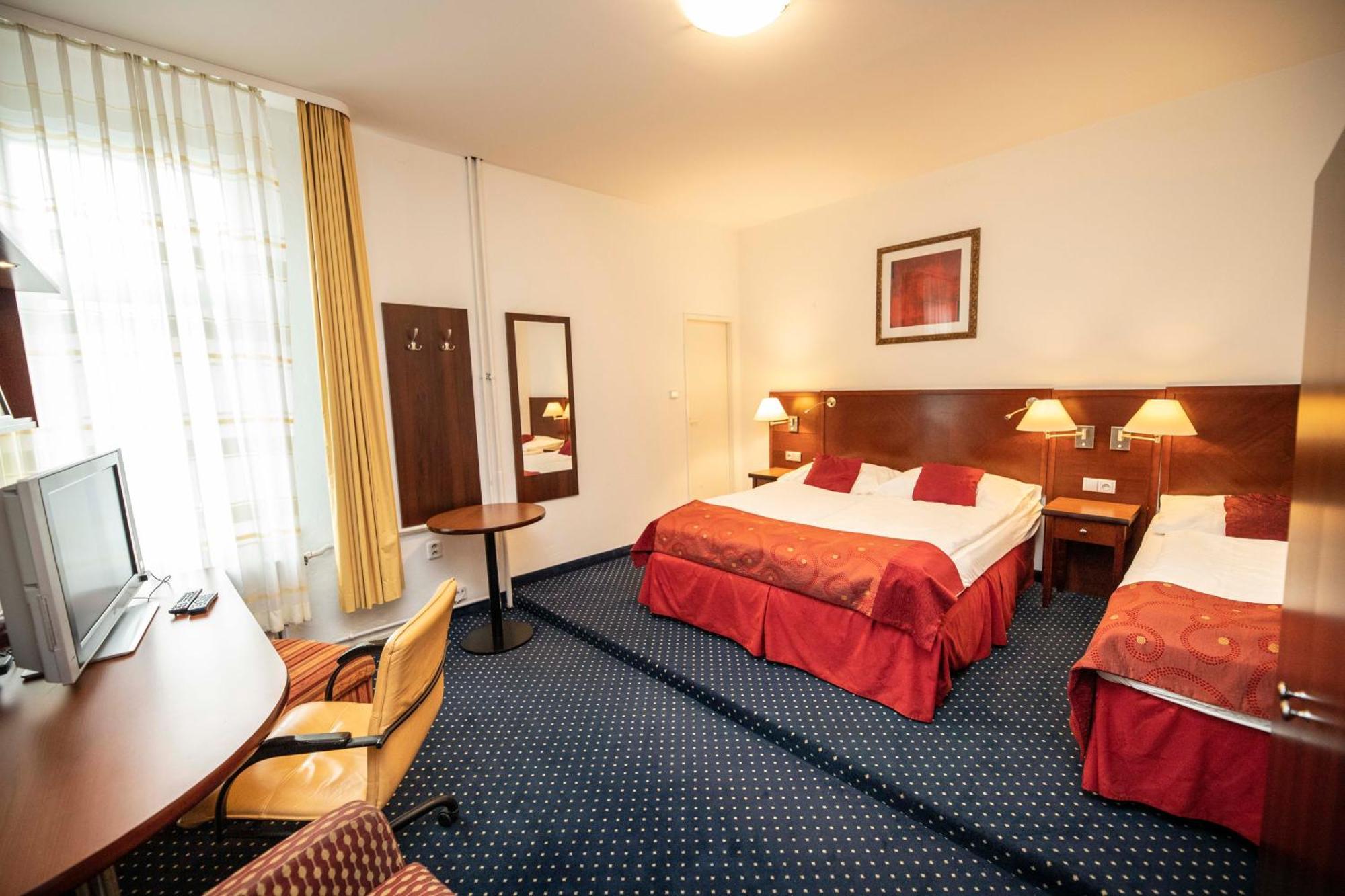 Hotel Grand Řevnice Zewnętrze zdjęcie