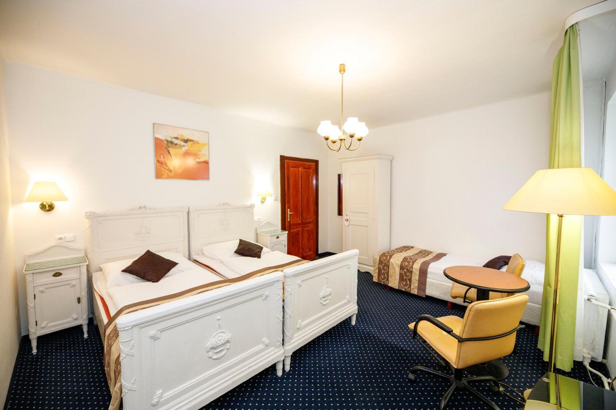 Hotel Grand Řevnice Zewnętrze zdjęcie