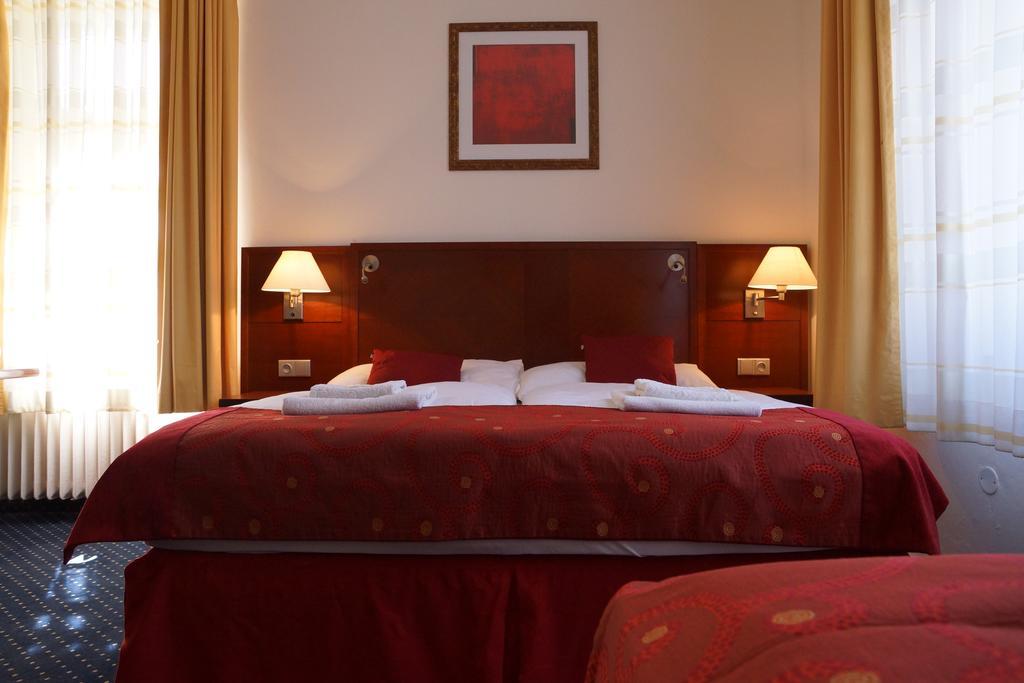 Hotel Grand Řevnice Zewnętrze zdjęcie