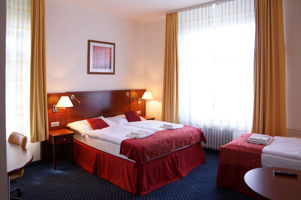Hotel Grand Řevnice Zewnętrze zdjęcie